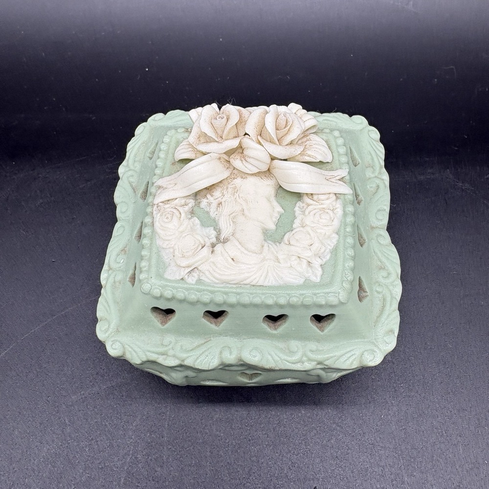 Vintage Green Jasperware Cameo Jewelry Box Trinket Box Relief Lid‎ Heart Cutouts